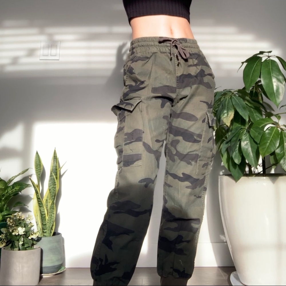 aritzia tna camouflage green army sweatpants